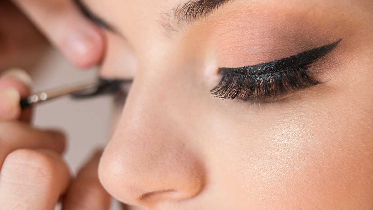 Los mejores eyeliners en gel del mercado (recomendados) y cómo debes aplicártelos
