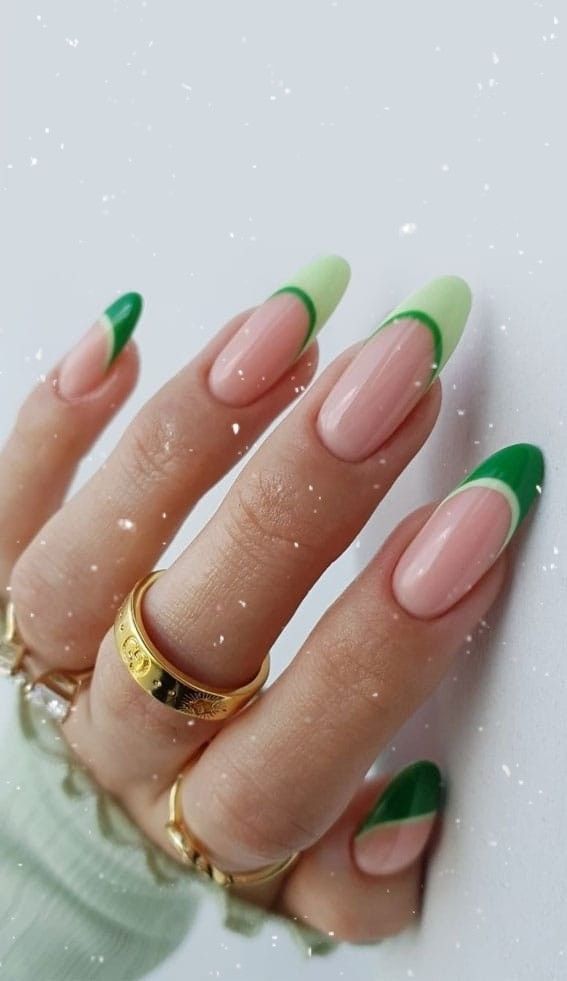Toma nota de estos diseños de uñas francesas dobles