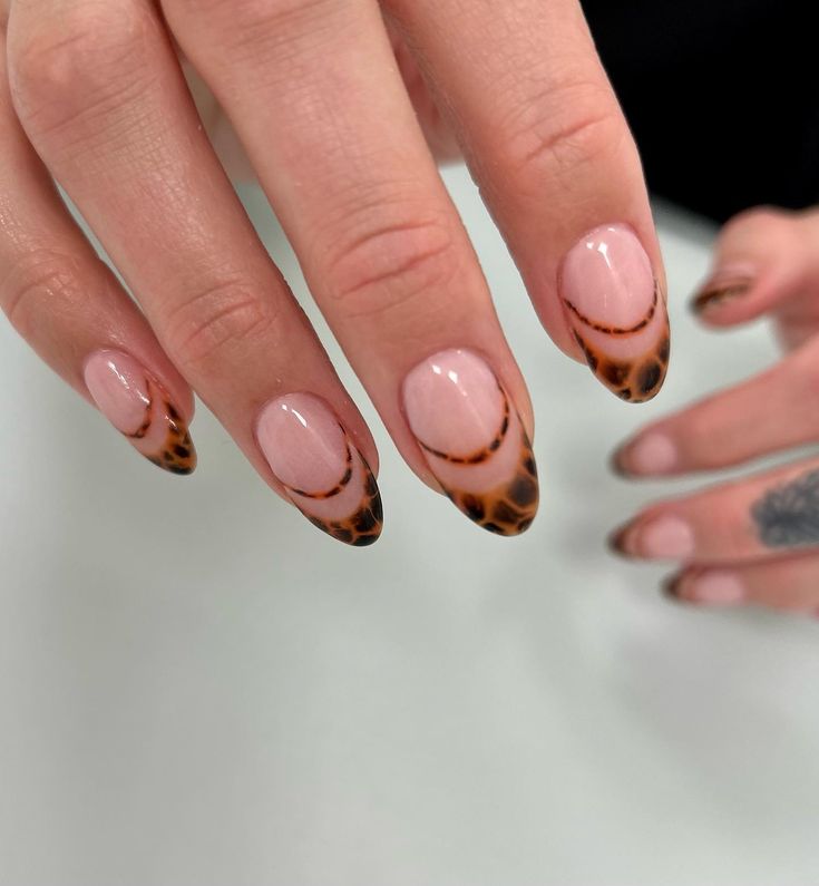 Toma nota de estos diseños de uñas francesas dobles