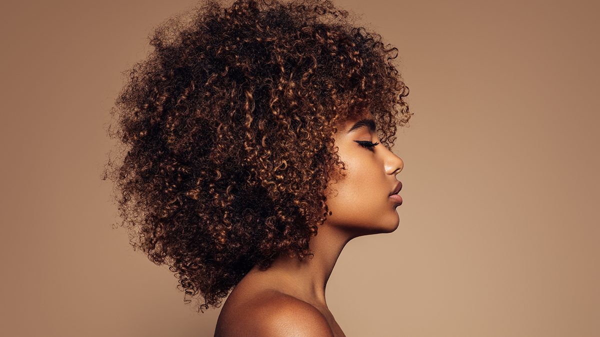 Los mejores cortes de pelo para lucir tu cabello rizado corto con flequillo