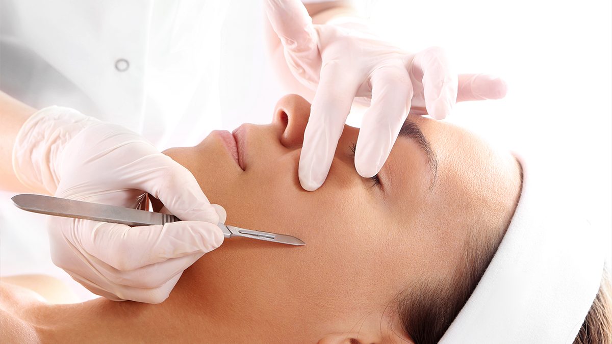 ¿Qué es el dermaplaning? Todo lo que necesitas para hacértelo en casa
