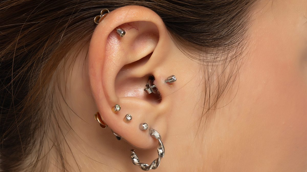 Piercings en la oreja: guía completa de tipos y cómo combinarlos