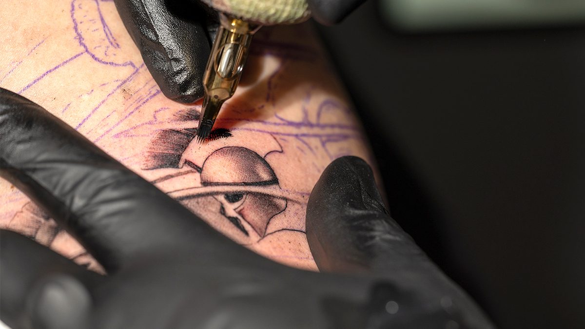 Tatuaje con relieve: ¿por qué aparece y cómo solucionarlo?