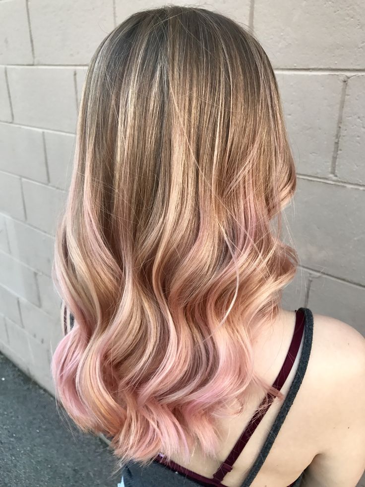 Presume de un look diferente con las mejores ideas para tintes rosa gold