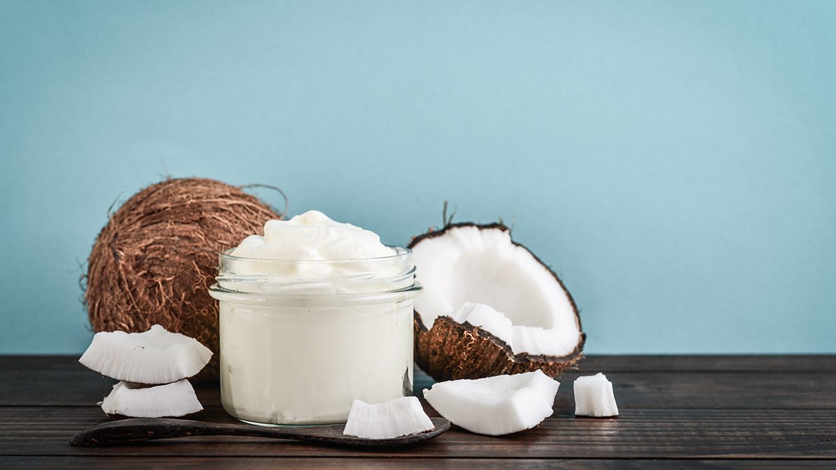 Cómo hacer en casa el mejor aceite de coco para tus rutinas según los expertos