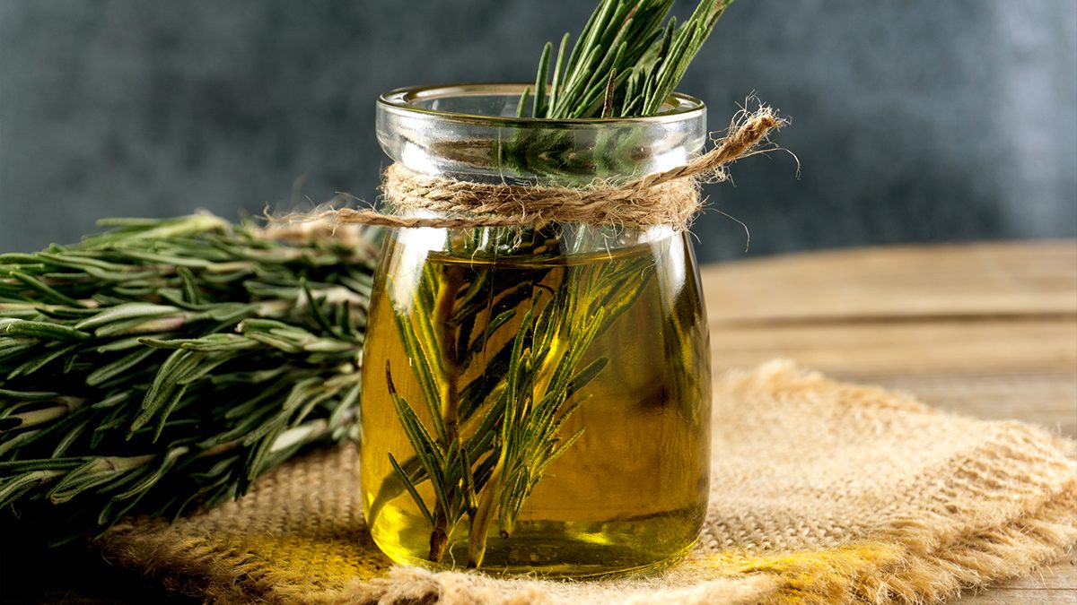 ¿No conoces el aceite de romero? Nosotros te enseñamos a hacerlo en casa