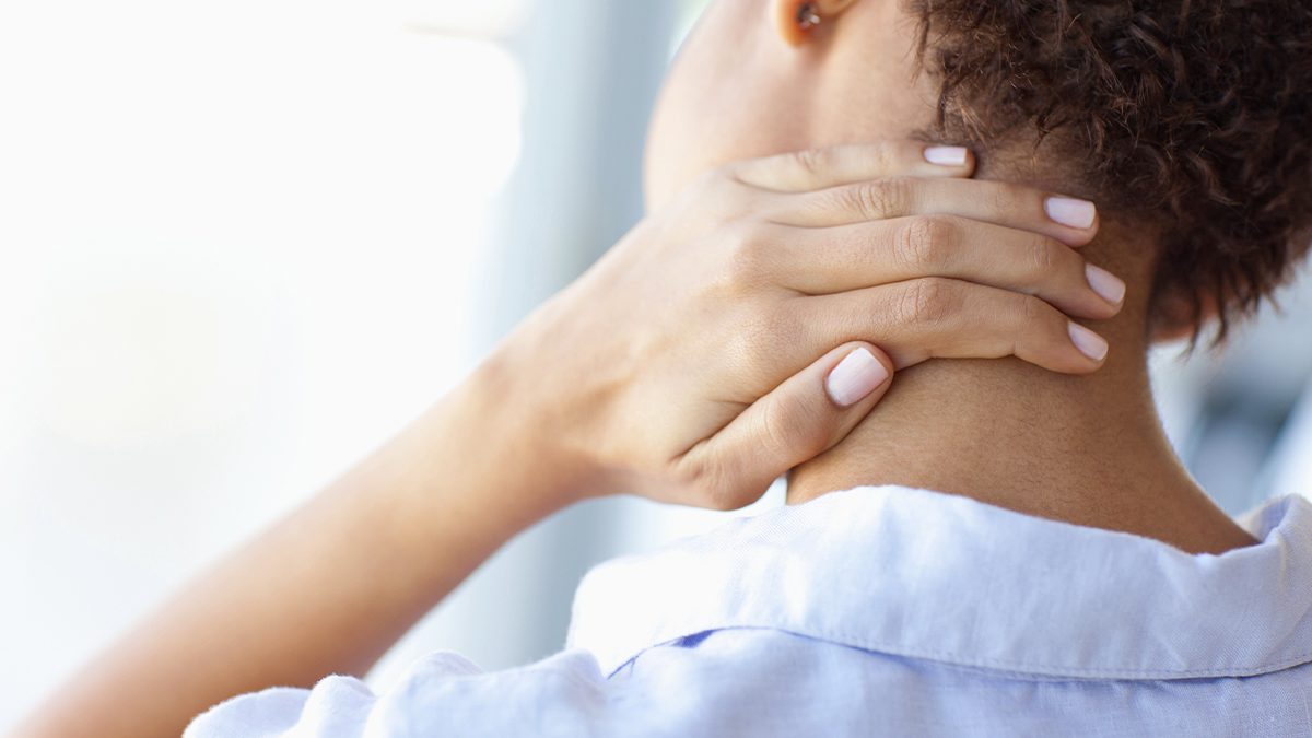 Cómo eliminar las antiestéticas manchas negras en el cuello