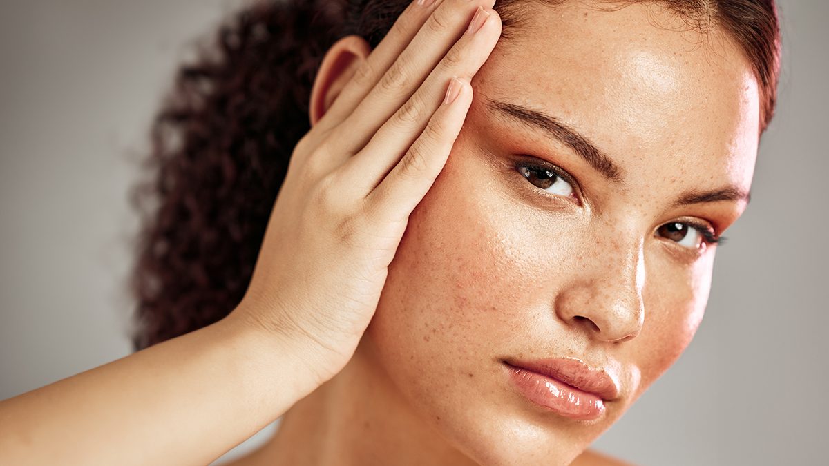 Así podrás ocultar las manchas solares faciales con maquillaje: trucos de expertos en 2026