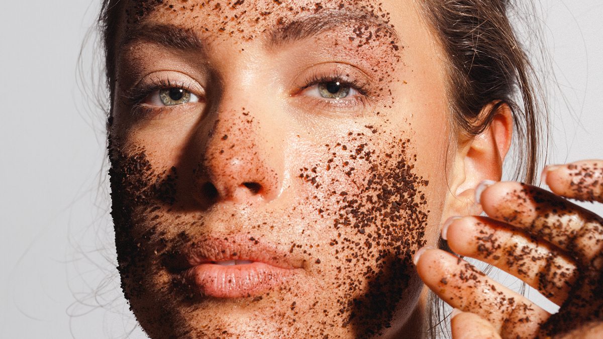 Todos los beneficios de las mascarillas de café y cómo hacerlas en casa