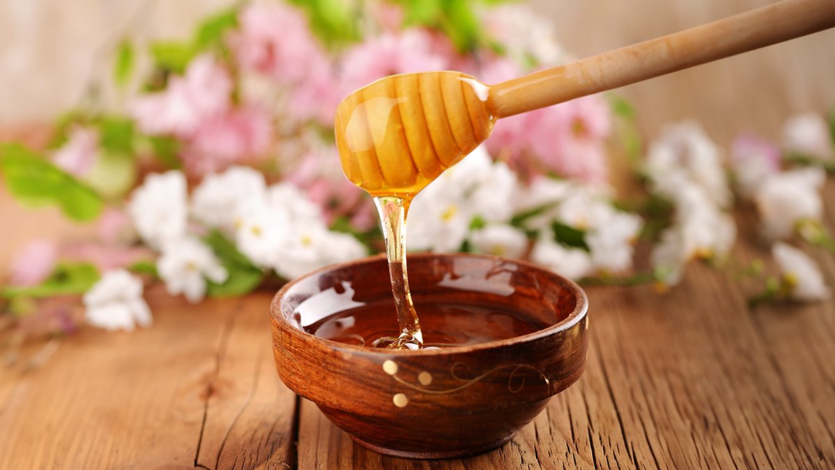 Paso a paso para hacer una mascarilla de miel y azúcar para tu rostro