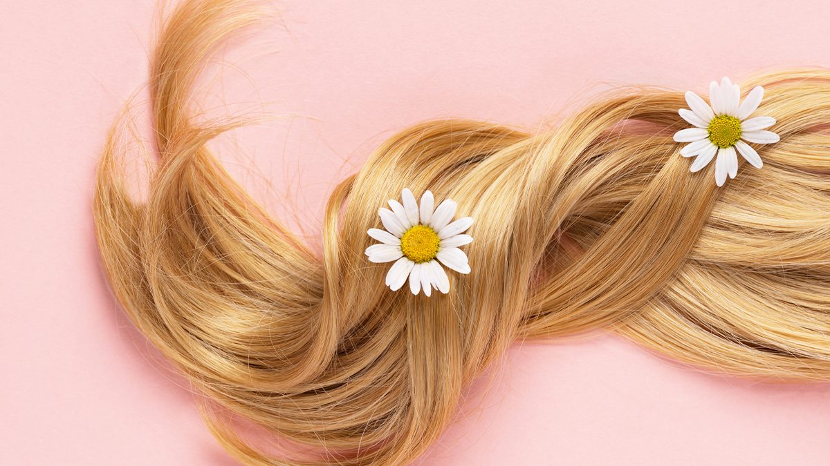 Cómo puedes aclararte el pelo con manzanilla o camomila