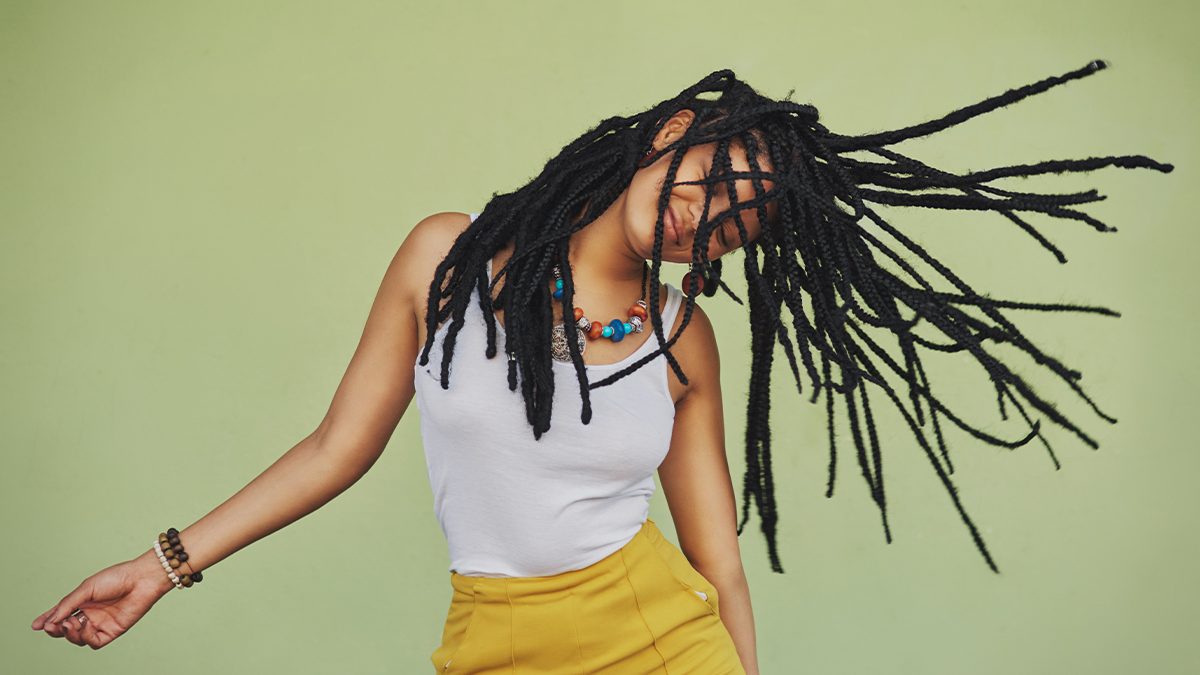Cómo puedes hacerte rastas y los mejores peinados con ellas