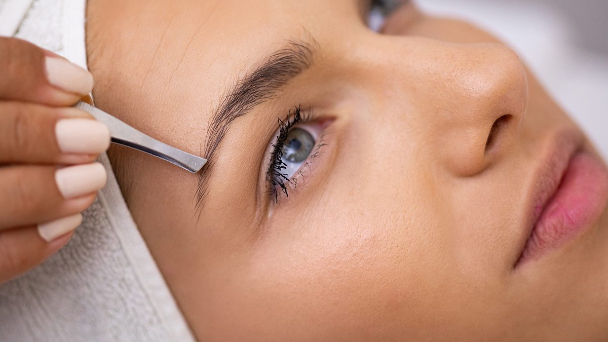 Cómo definir tu mirada recortándote las cejas