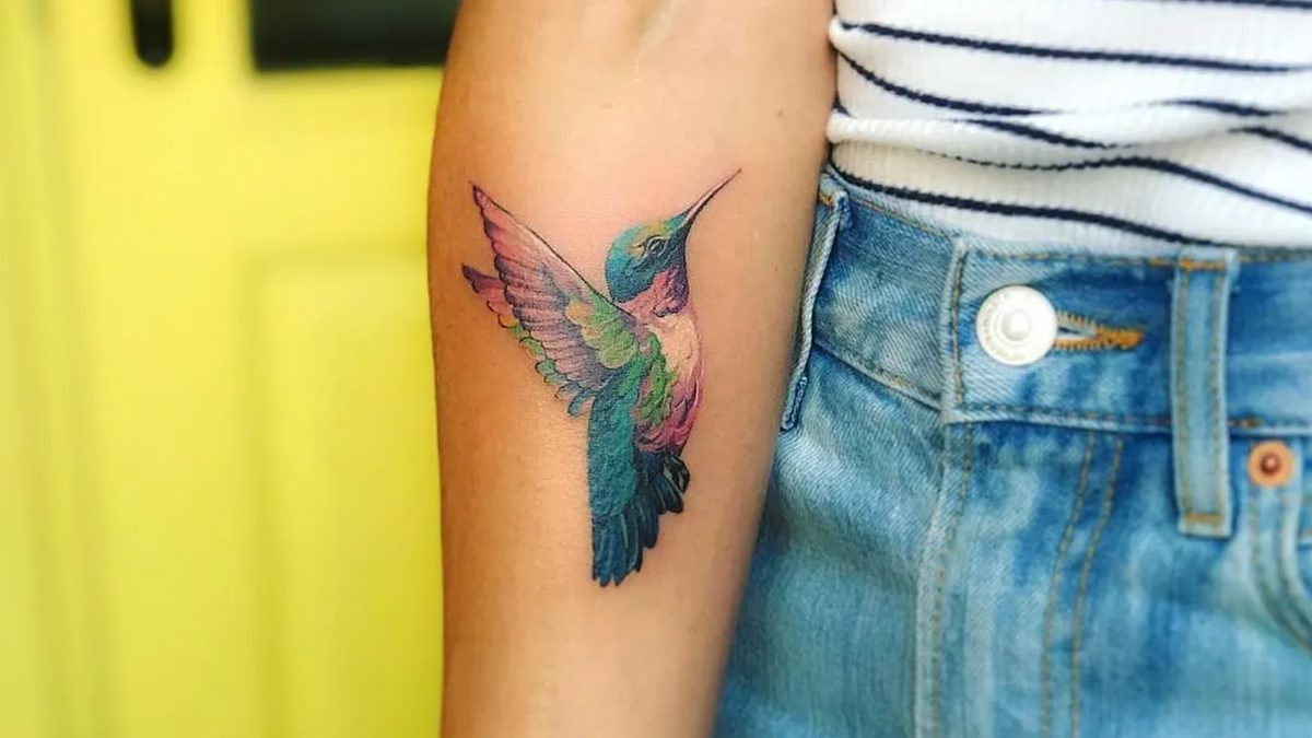 Si te tatúas un colibrí, este es su significado
