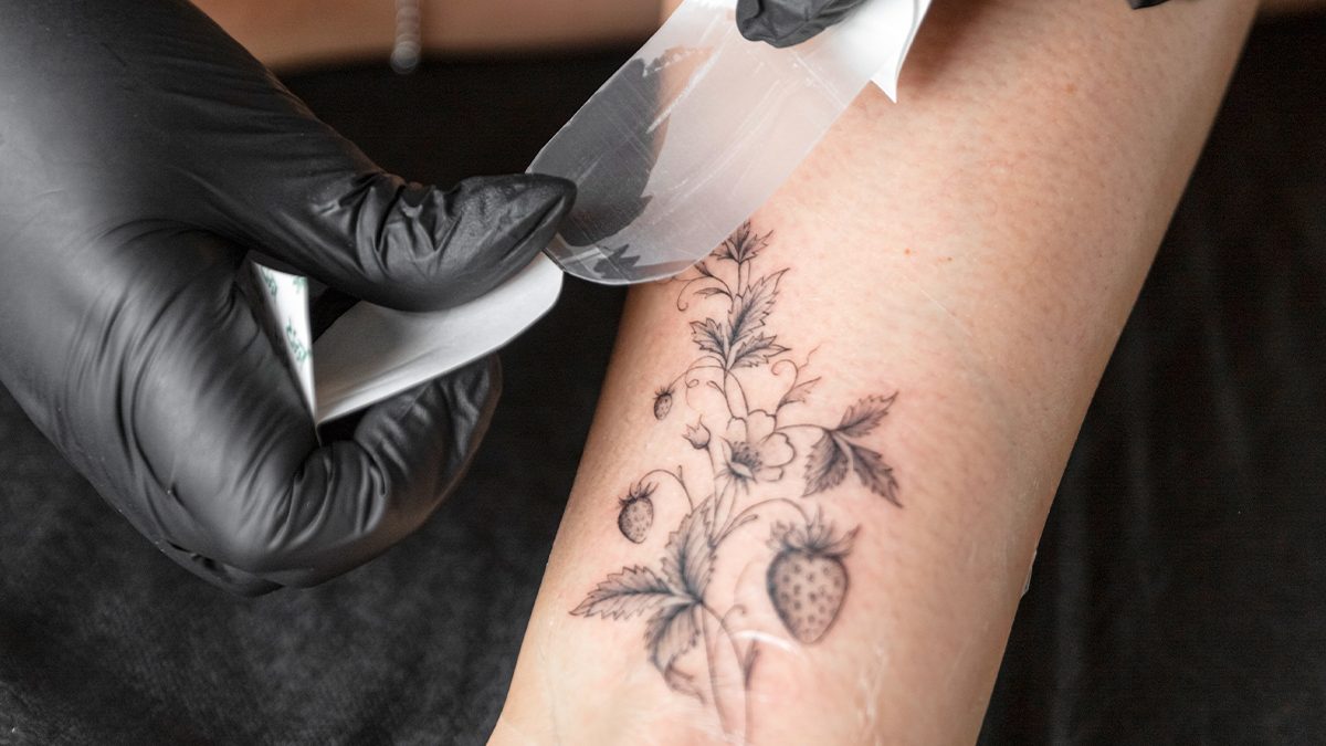 ¿Es normal que un tatuaje pierda color o salga costra en los primeros días? Respondemos