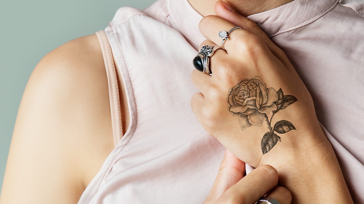Qué significan las rosas si estás pensando en tatuarte una en 2026