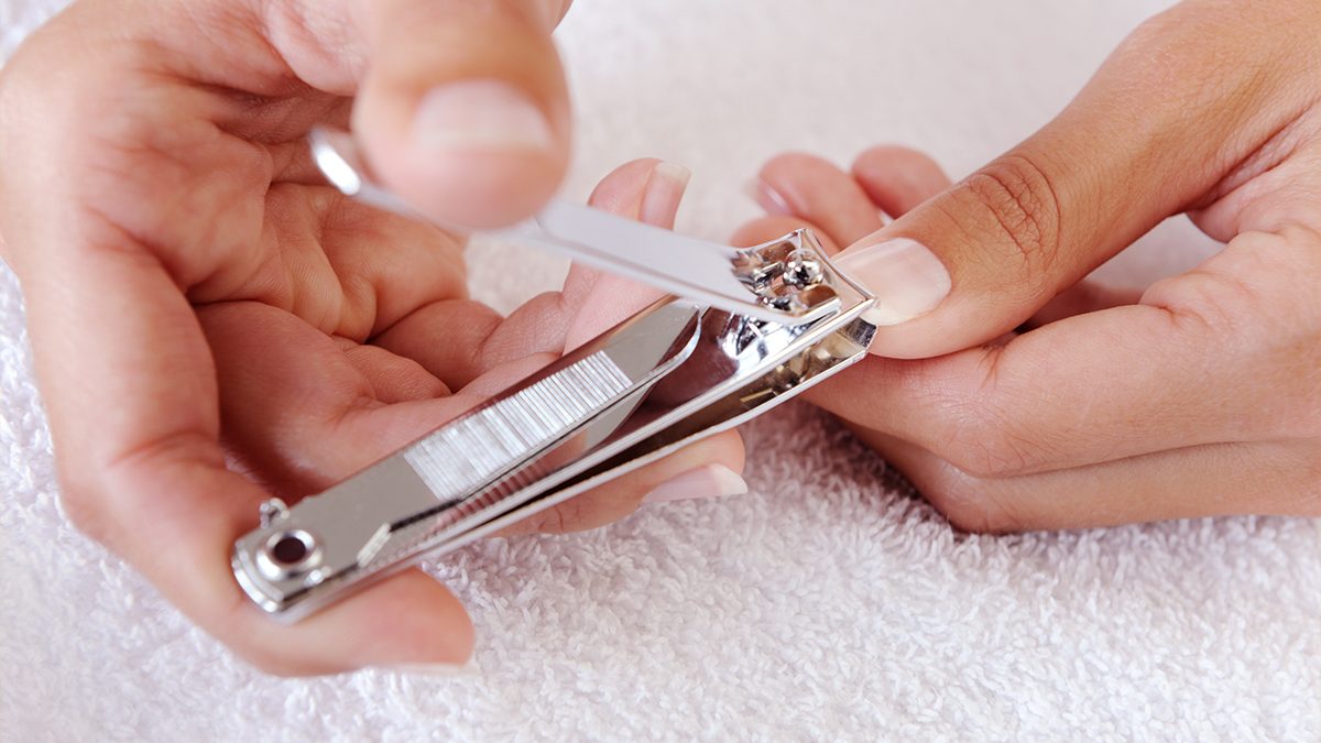 Te estás cortando mal las uñas. Nosotros te decimos cómo hacerlo de forma correcta