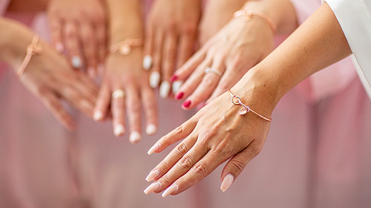 Dime qué vestido llevas a una boda y te diré cuál es la mejor manicura para tu look