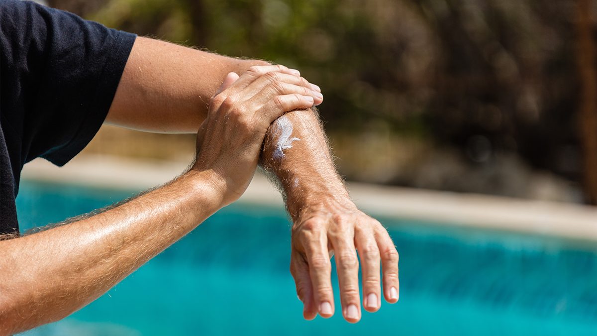 Los mejores protectores solares resistentes al cloro de la piscina según los expertos