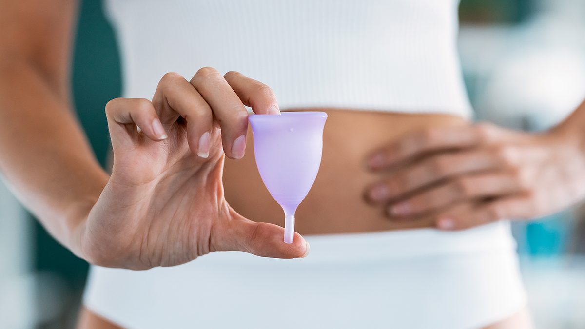 ¿Se puede dormir con la copa menstrual? Te respondemos a esta y otras preguntas sobre este producto