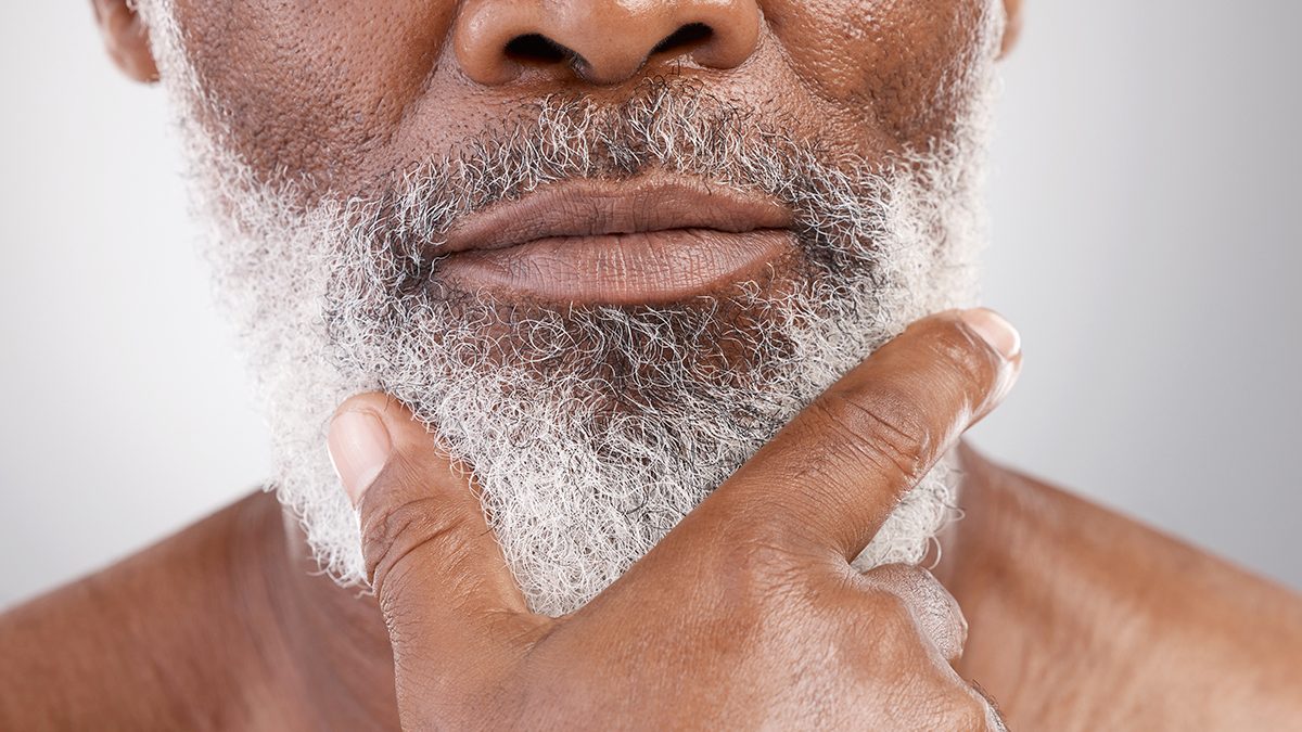 Todos los cuidados que necesita una barba canosa