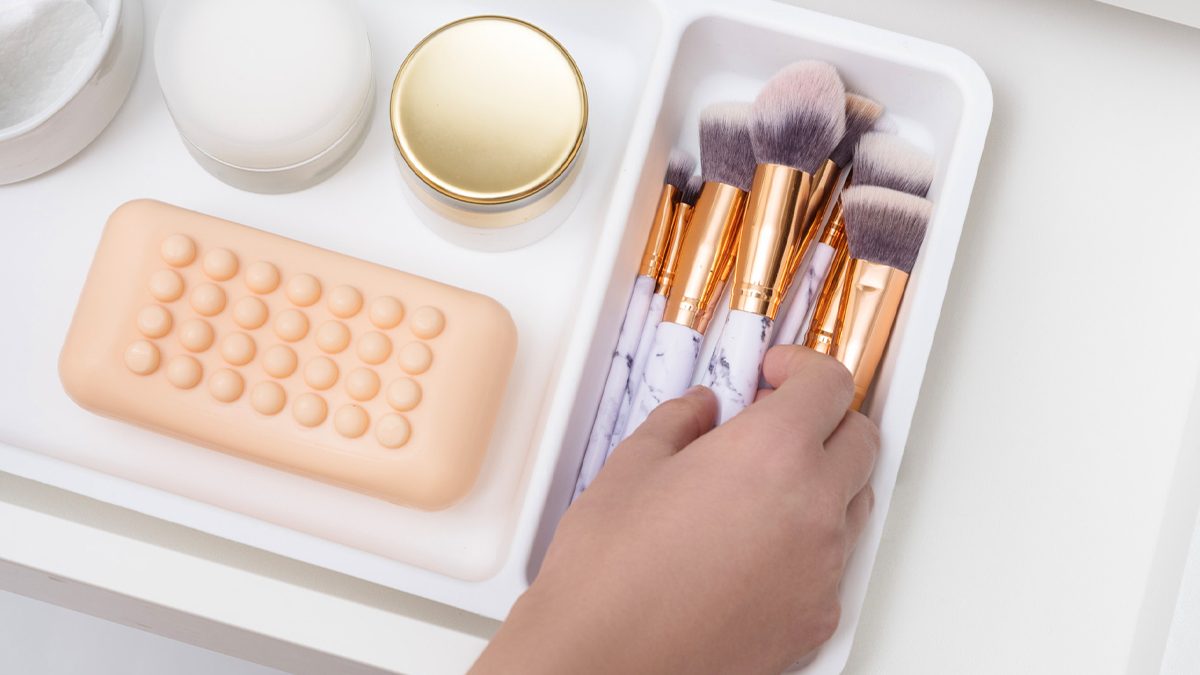 La mejor forma de guardar y conservar tus brochas y esponjas de maquillaje según los expertos
