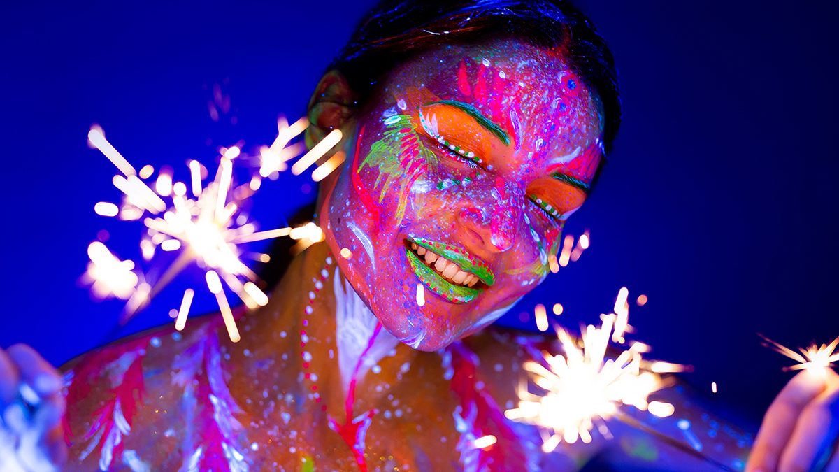 Maquillaje que brilla en la oscuridad: las 5 mejores ideas si vas de festival