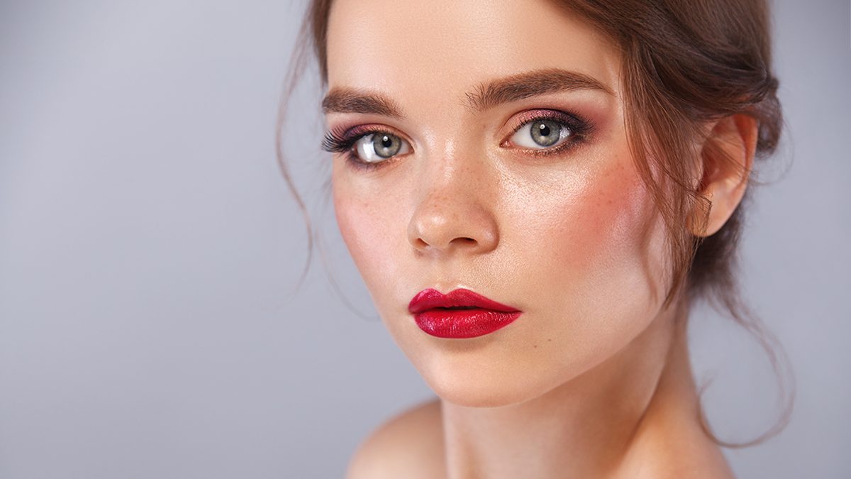 El colorete que es tendencia es el strawberry blush. Así podrás hacerlo