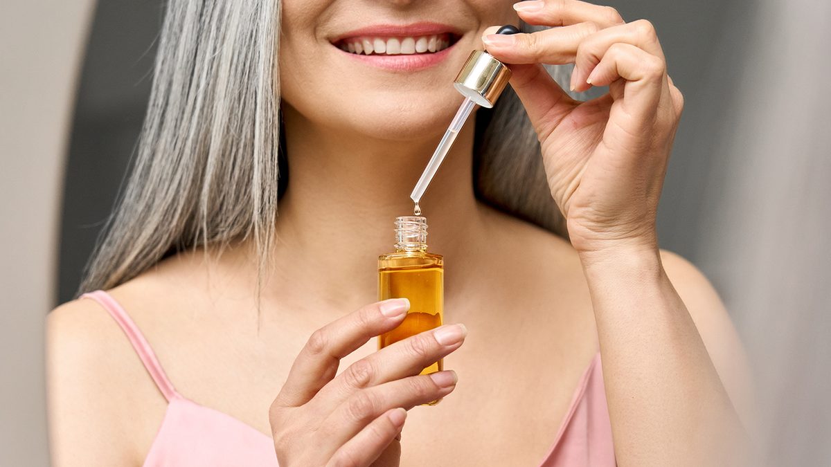 Los 4 mejores aceites para cuidar cabellos con canas