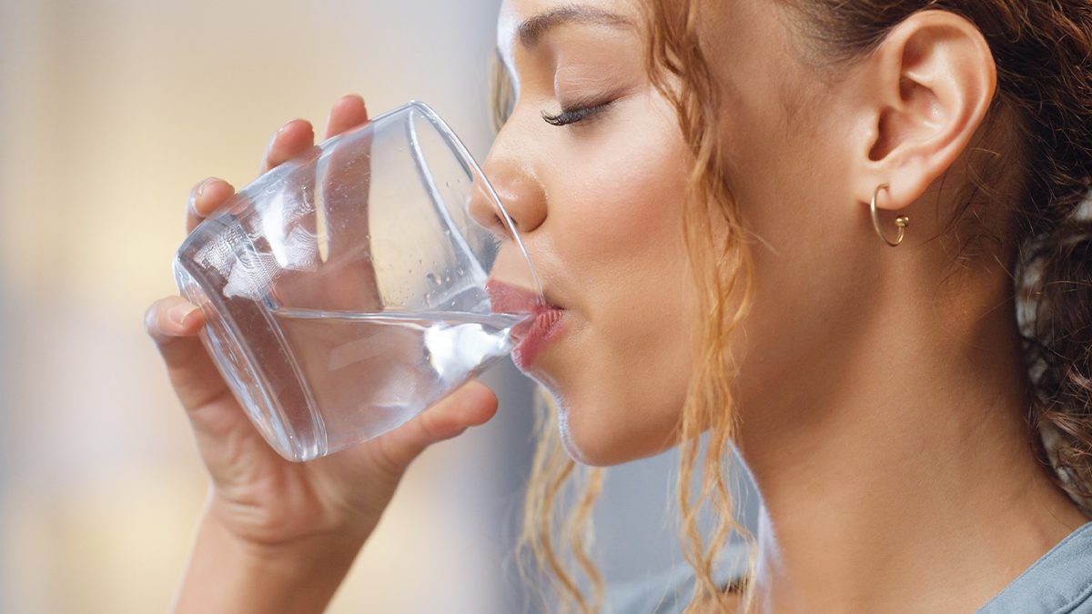 La importancia de beber agua en la belleza en 2026
