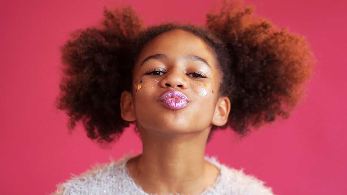 Los peligros para la piel que tiene el maquillaje en niñas y niños
