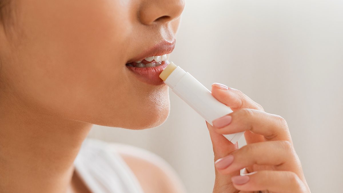 ¿Tienes una quemadura solar en los labios? Todo lo que necesitas para curarla