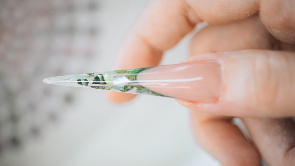 Las uñas de cristal son tendencia y estas son las mejores ideas y diseños que hacerte