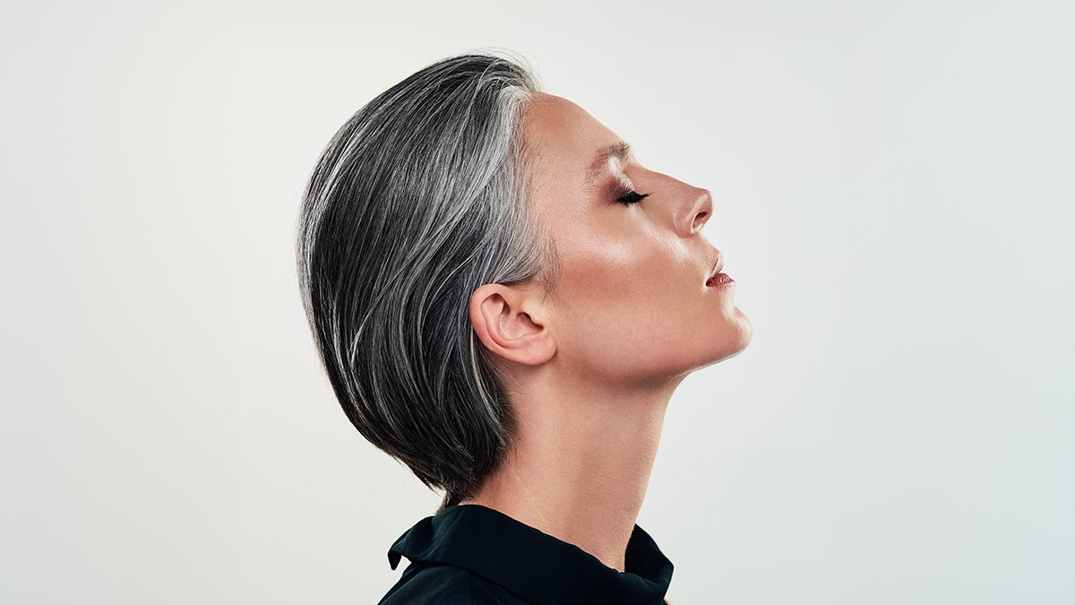 ¿Si te arrancas una salen siete? Mitos y verdades sobre las canas