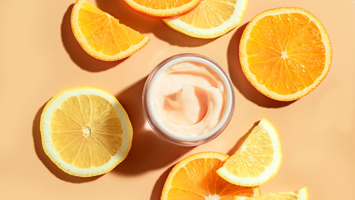 Las 5 mejores cremas con vitamina C para mujeres de más de 50