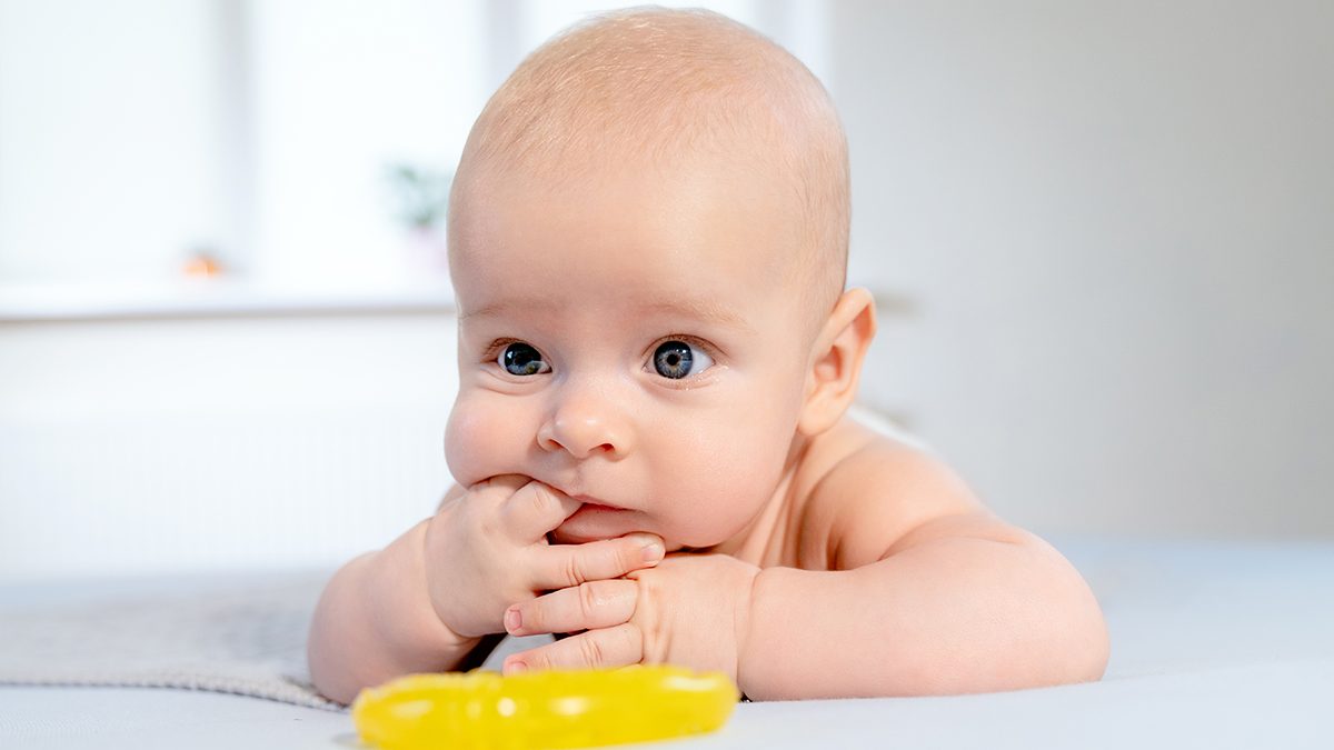 Paso a paso para lavar los dientes de tu bebé