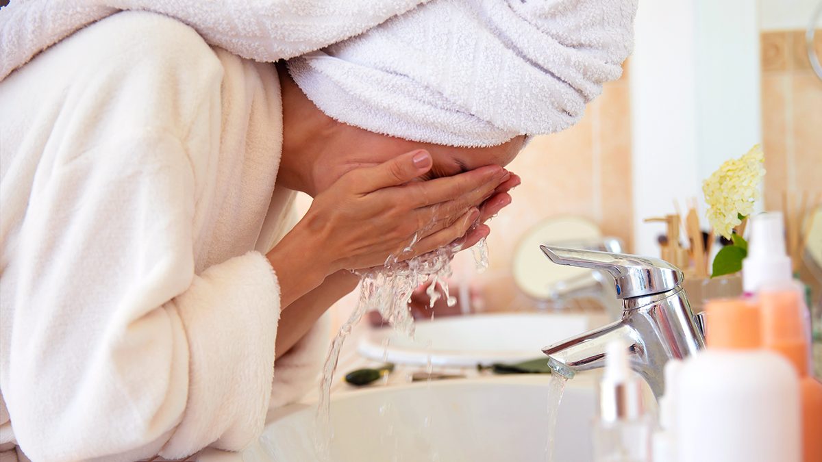 Estos productos de limpieza pueden ser perjudiciales para tu piel: deberás tomar precauciones al usarlos