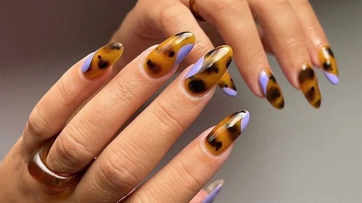 Vuelven las uñas efecto carey: cómo puedes hacerte en casa la manicura tendencia de la temporada