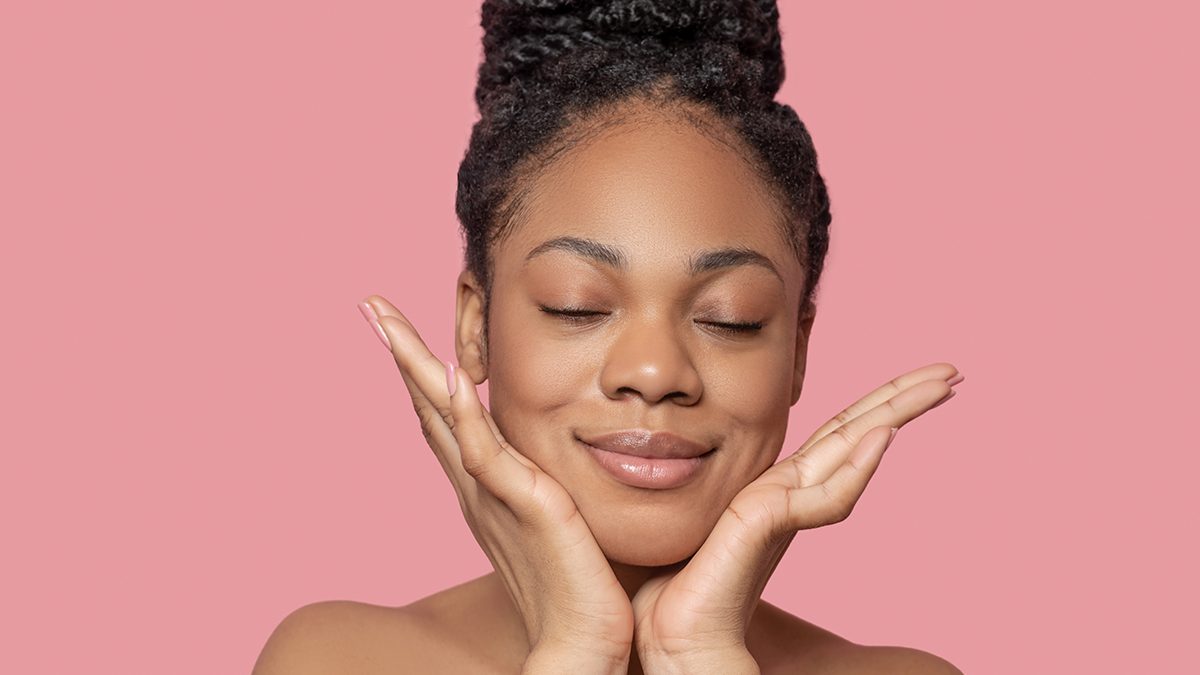 ¿Son necesarios productos cosméticos específicos si tengo la piel negra? Respondemos todas tus dudas