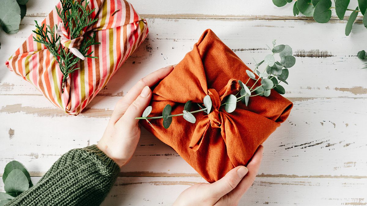 Cómo envolver cualquier regalo fácilmente paso a paso