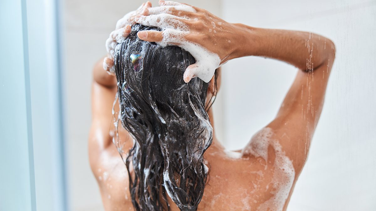 ¿Cómo saber si me estoy lavando el pelo con la frecuencia adecuada?