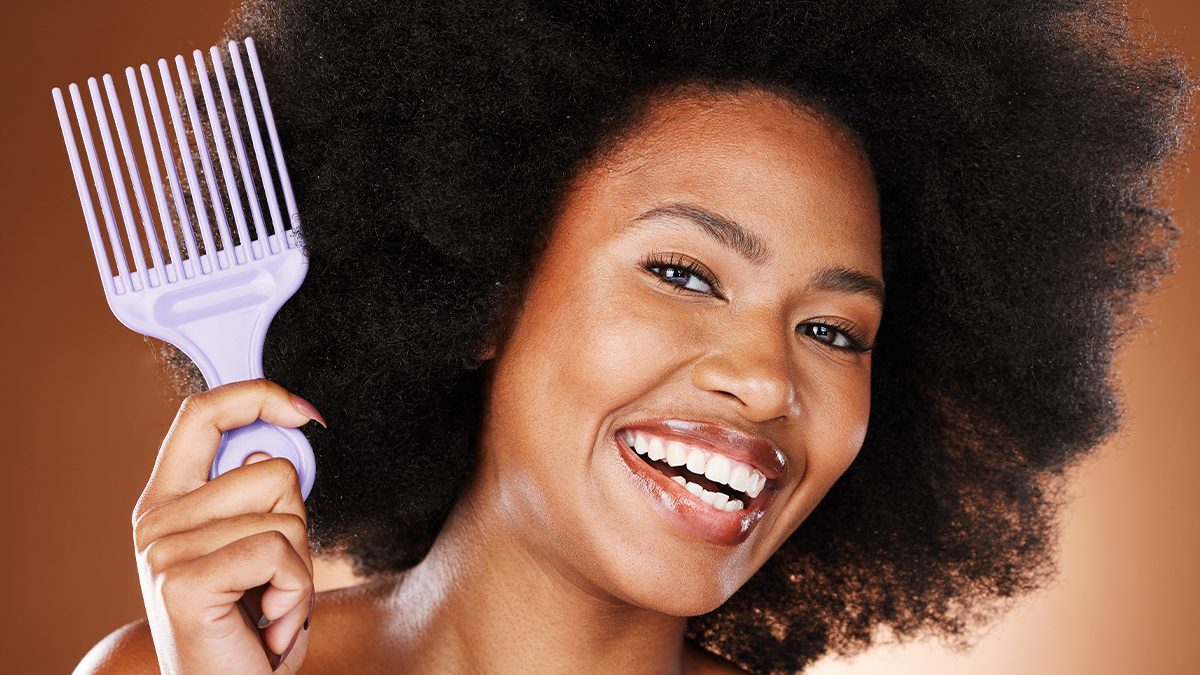 Si tienes el pelo afro, estos son los 7 mejores peines y cepillos que podrás usar