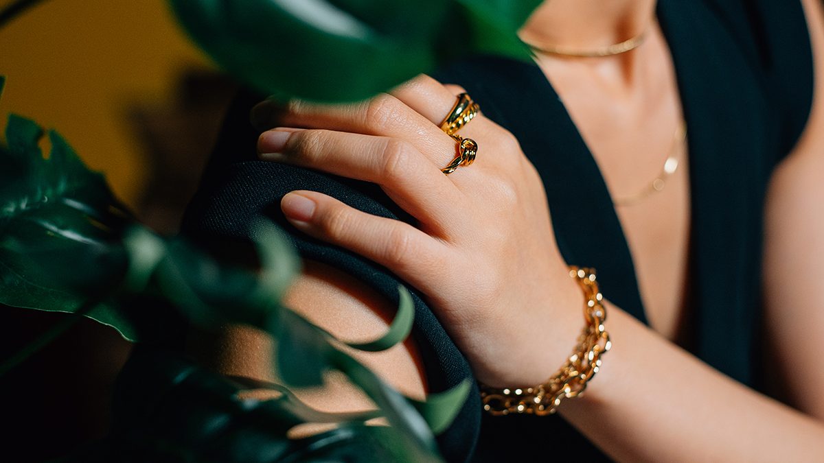 El color de la ropa importa: así deberás combinarlo con tus joyas