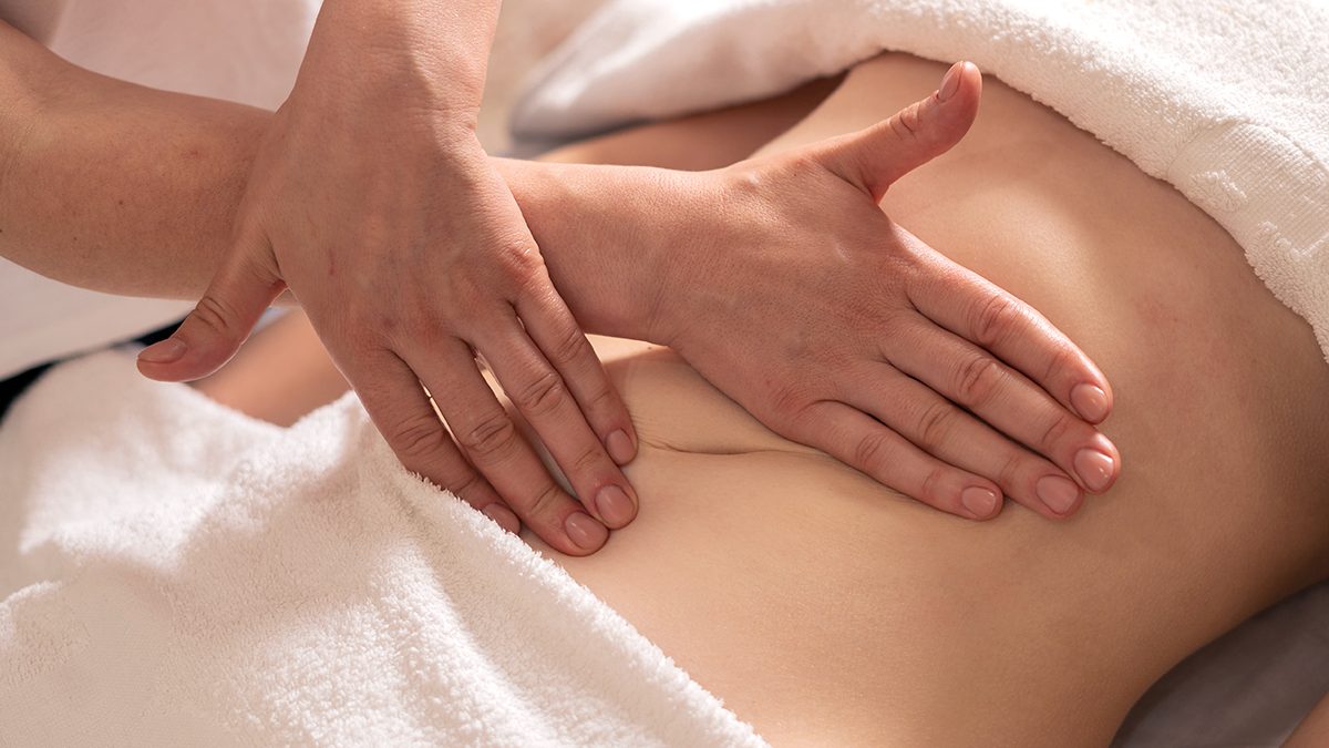 Si te sientes hinchada, prueba a hacerte este masaje para reducir la inflamación abdominal: funciona