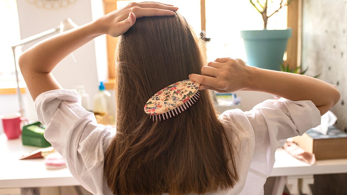 ¿Peine o cepillo? ¿Qué es mejor para tu cabello?