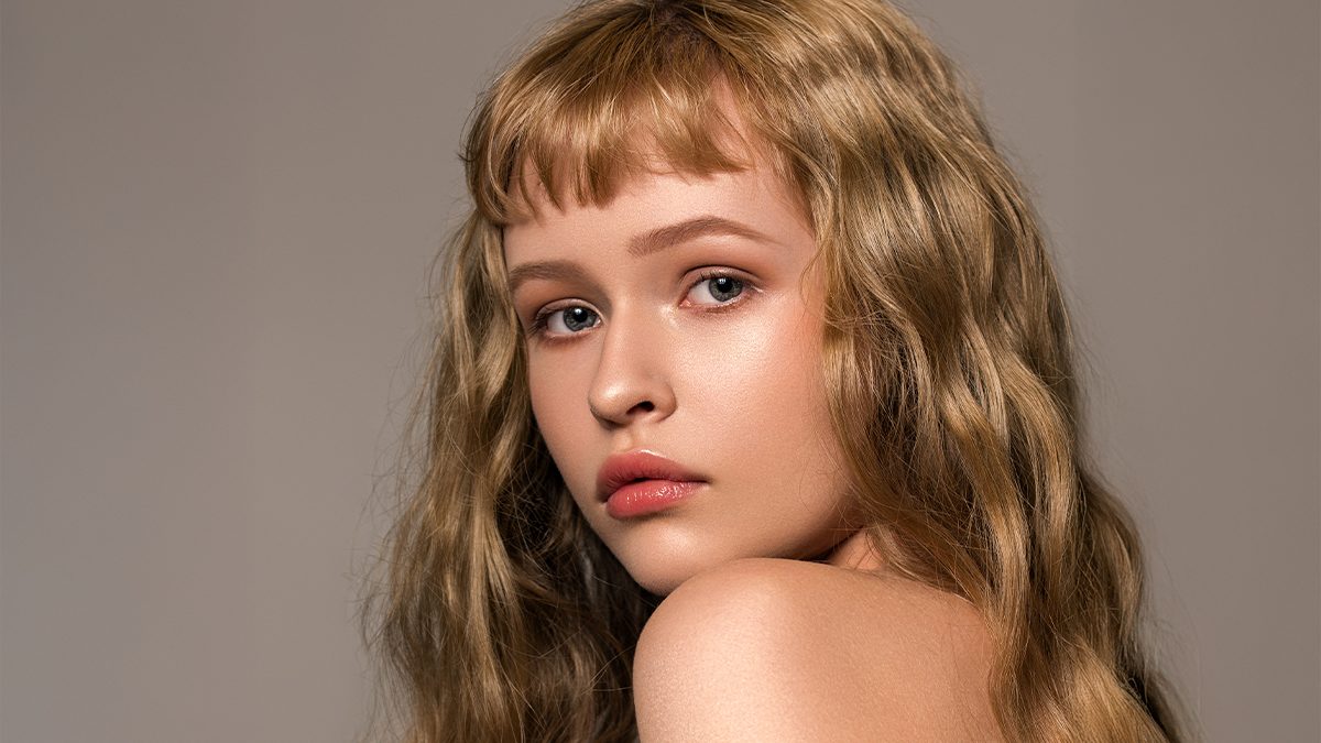 Vuelven los 90 con sus small bangs: a quién le sientan bien y cómo hacértelo