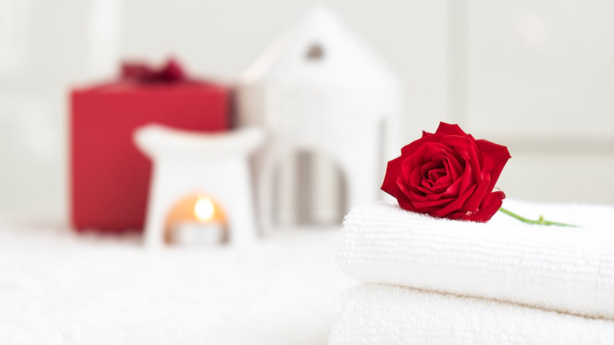 Cómo hacer un masaje romántico para tu pareja por San Valentín y todo lo que necesitas para ello