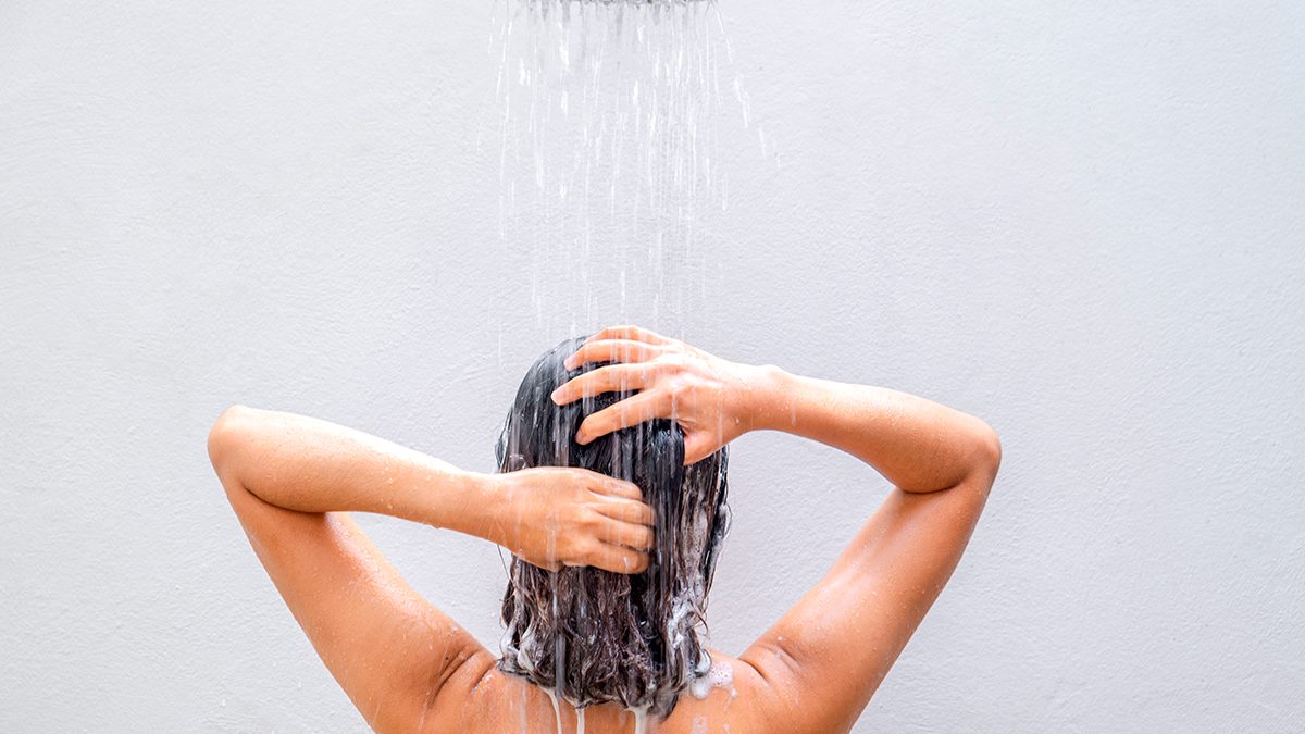 Tensioactivos primarios y secundarios: qué son y por qué los debes tener en cuenta en la rutina de tu cabello