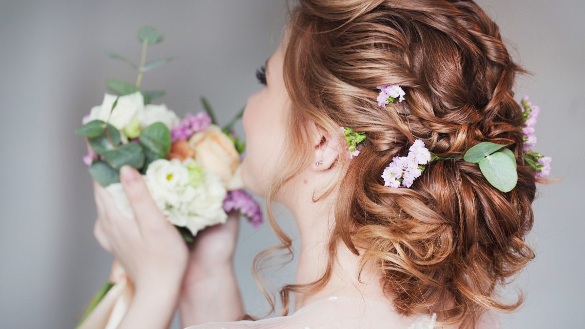 Si vas a una boda en primavera, los 6 mejores peinados para invitadas