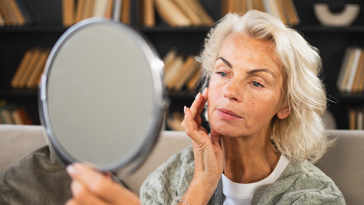 Paso a paso: la mejor rutina facial para la piel de las mujeres de más de 70 y qué necesitas para hacértela